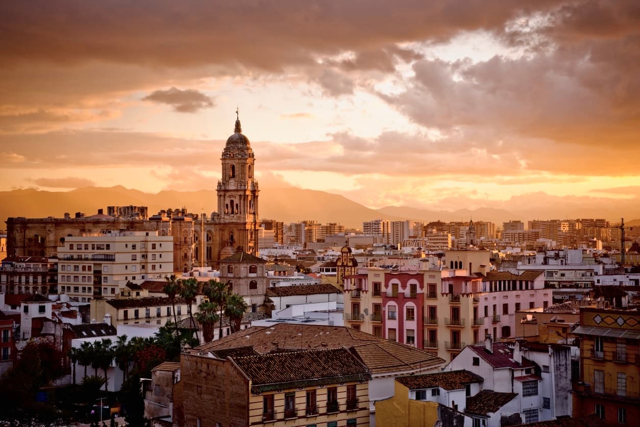 Panoráma Málagy pri západe slnka